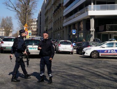 Την συνδρομή της ΕΛ. ΑΣ. για την βόμβα στο ΔΝΤ στο Παρίσι ζητούν οι γαλλικές αρχές - «Βλέπουν» σύνδεση με το «πακέτο Σόιμπλε» (φωτό)